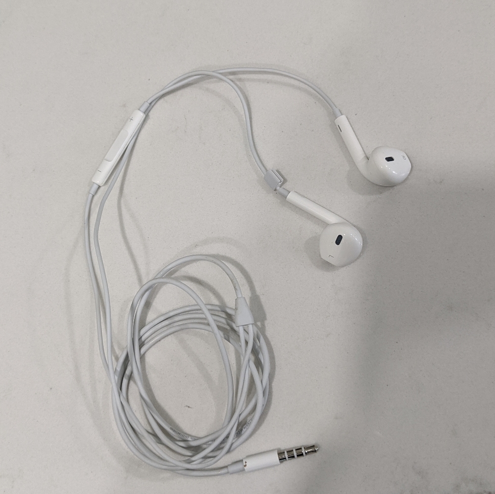 Apple wire headphones